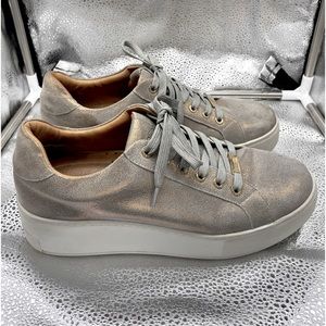 JSlides platform sneaker